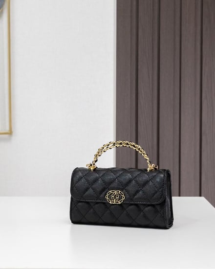 شنطة عصرية بتصميم أنيق حجم ميني  يعكس ذوقك باللون اسود