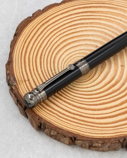 لقلم يمنحك إحساسًا بالثقة في كل توقيع وكل كلمة تكتبها