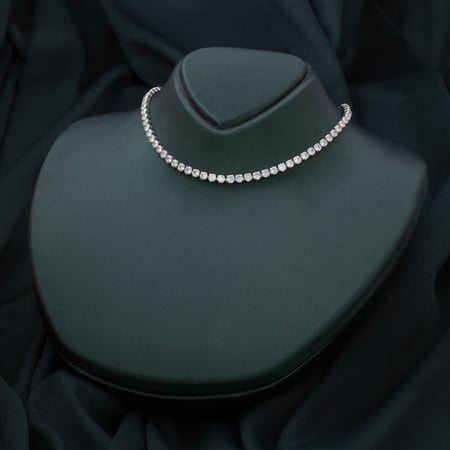 شوكر نسائي باللون الفضي