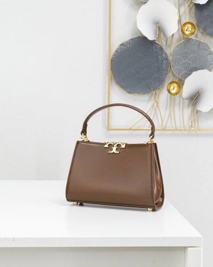 اختيار أنيق لمحبات التفاصيل بالحجم الوسط لون بني غامق