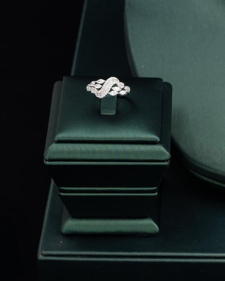 طقم نسائي زركون تناغم فاخر باللون الفضي