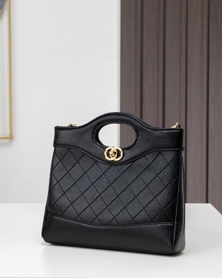 شنطة متميزة حجم وسط باللون الاسود