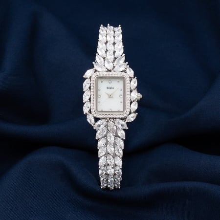 ساعة سهرات الاكثر تفردا لإطلاله تمنحك الفخامة والنجومية