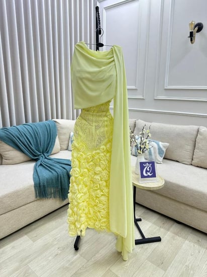 فستان سهره الالوان اصفر و وردي قماش ورود وتطريز خرز وترتر وقصة روعه وشال جورجيت من متجر جوهره QU D