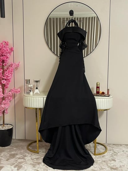 فستان سهره اسود بذيل دانتيل كلفه مع اكمام كلفه درجه اولى من متجر حوهرهMN AR TR