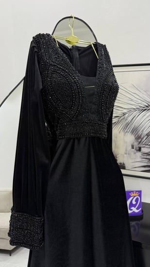 فستان سهره اللون عودي اسود كحلي خامة المخمل الأصلية  من متجر جوهره  QU