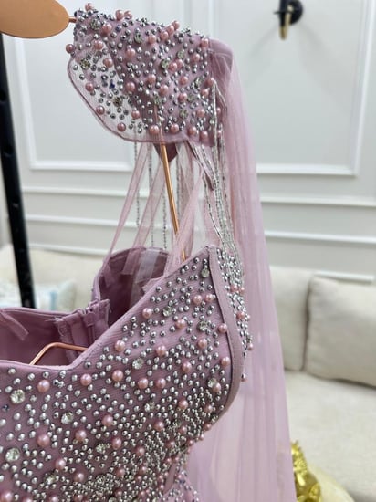 فستان سهره  اللون زهري القماش تل اصلي درجه اولى بتطريز راقي كريستال لول فصوص  TR