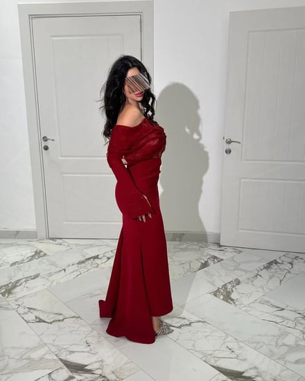 فستان اسود و احمر ضيق باكمام طويله بخامه الدانتيل و الباربي من متجر جوهره