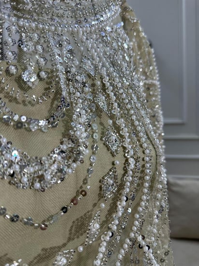 فستان سهره  اللون بيج و  اسود تل مطرز بخرز و بطانه خامه باربي بطانه لكرى تتمدد   من متجر جوهره MN MA   BS