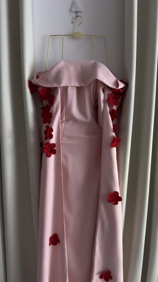 فستان سهره وردي و اسود مزين بالورد مع ذيل طويل يبدا من الكتف الخامه باربي من متجر جوهره