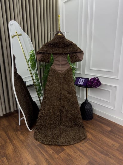 فستان سهره عنابي صدريه مورد الخامه باربي مزين بالبتلات مع شال موردي من متجر جوهره D LA