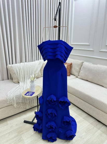 فستان سهره ناعم الخامه باربي احمر و نيلي ازرق مزين بالورد