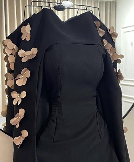 فستان سهره وردي و اسود مزين بالورد مع ذيل طويل يبدا من الكتف الخامه باربي من متجر جوهره