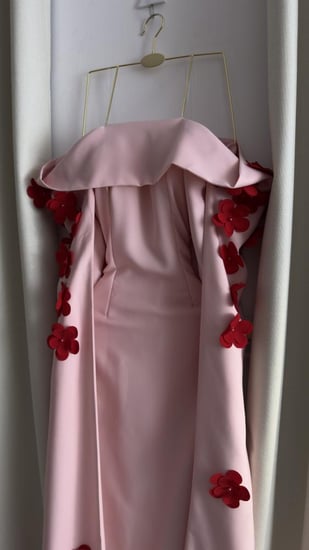 فستان سهره وردي و اسود مزين بالورد مع ذيل طويل يبدا من الكتف الخامه باربي من متجر جوهره