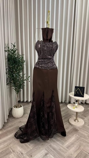 فستان سهره اللون بني باربي وخرز ودانتيل   من متجر حوهره MN