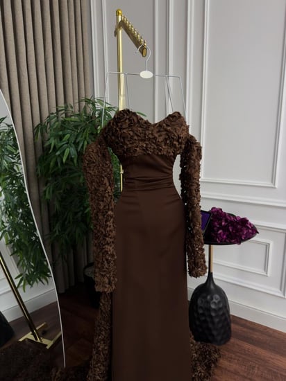 فستان سهره اللون   برغندي   بني باربي ذيل كلفه ورود  من متجر جوهره LA