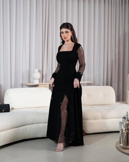 فستان اسود ناعم طويل بأكمام من الترتر و باربي من متجر جوهره