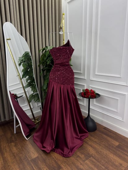 فستان سهره اللون برغندي  خامه جوخ مخمل تفته وخرز من متجر جوهره MN