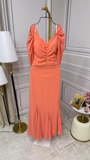 فستان سهره  اللون مشمشي  الخامه جورجيت