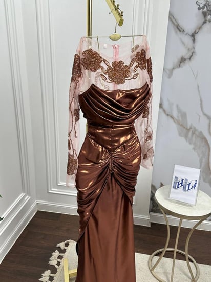 فستان  اللون بني  الخـامة  لمعه  تطريز من متجر جوهره