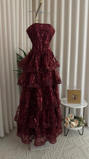 فستان سهره اللون  برغندي  مطرز كلف ولول  من متجر جوهره LF MN