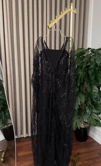 فستان  فخم قطعتين اللون اسود خرز وداخليه لكرى تتمدد