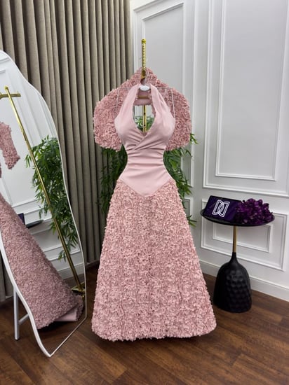 فستان سهره عنابي صدريه مورد الخامه باربي مزين بالبتلات مع شال موردي من متجر جوهره D LA