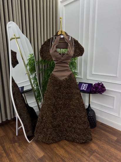 فستان سهره عنابي صدريه مورد الخامه باربي مزين بالبتلات مع شال موردي من متجر جوهره D LA