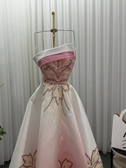 فستان سـهرة اللون  الابيض على وردي الخامة ميكادو تطريز خرز راقي من  متجر جوهره AN