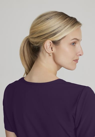 بلوزة - سكراب طبي نسائي Reliance من سكيتشرز باللون البنفسجي الغامق – 3 جيوب عملية وأناقة احترافية