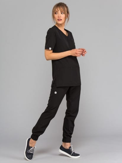 سكراب طبي نسائي AVA باللون أسود من إِلدان – تصميم مريح بخامة مرنة وجيوب عملية