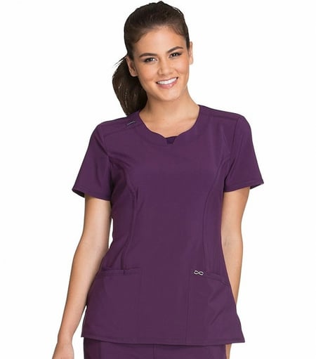 سكراب طبي نسائي Infinity باللون بنفسجي من شيروكي – تصميم فاخر بياقة دائرية منقسمة وراحة مطاطية مثالية