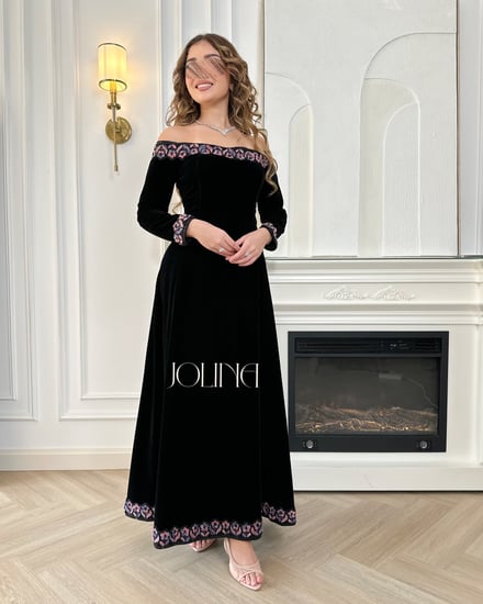 فستان مخمل أسود أوف شولدر بتطريز وردي