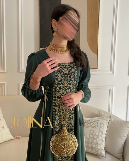 جلابية بلون زيتي مطرزة