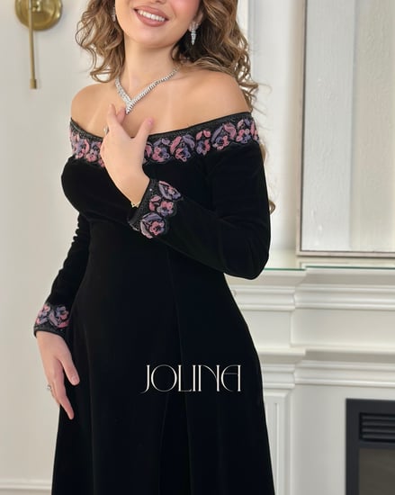 فستان مخمل أسود أوف شولدر بتطريز وردي