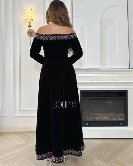 فستان مخمل أسود أوف شولدر بتطريز وردي