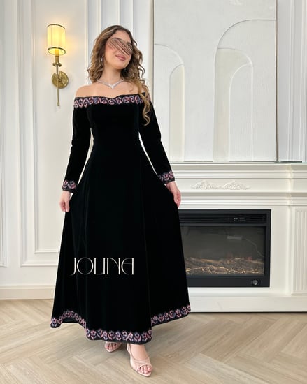 فستان مخمل أسود أوف شولدر بتطريز وردي
