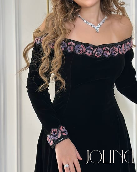 فستان مخمل أسود أوف شولدر بتطريز وردي
