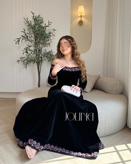 فستان مخمل أسود أوف شولدر بتطريز وردي