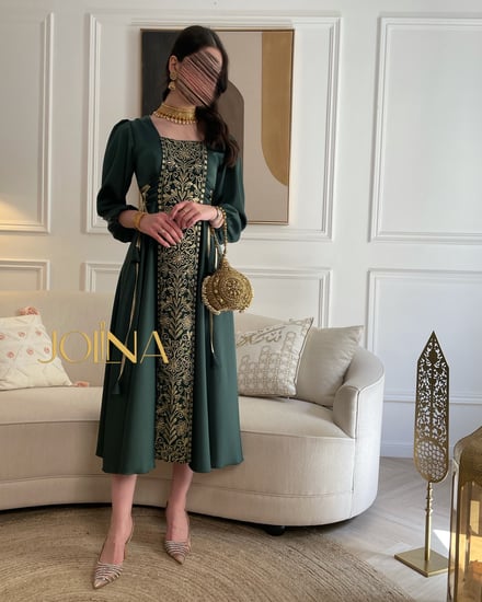 جلابية بلون زيتي مطرزة