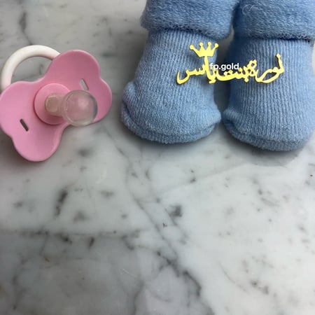 بروش مطلي ذهب الاسم ثنائي مع تاج