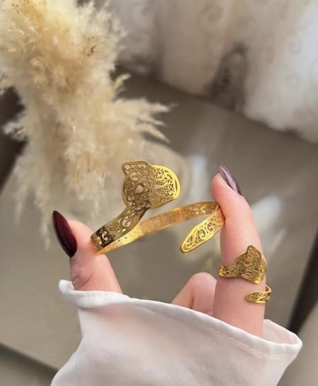 طقم أسواره وخاتم الحرف العربي المزخرف