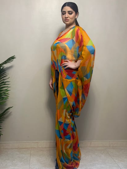 بلوزة من قماش الشيفون الملون بحزام داخلي