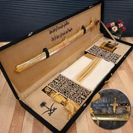 بوكس هدية رجالية فاخر بشت وسيف باسم وعبارة مخصصة