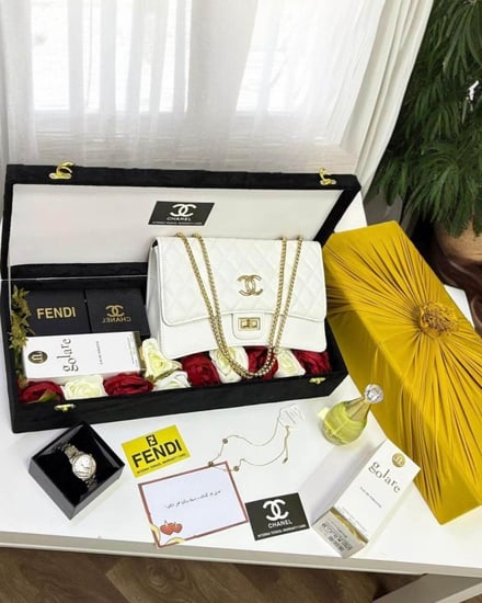 طقم هدايا نسائي: شنطة شنل، ساعة فندي، عطر ديور، إسورة شنل