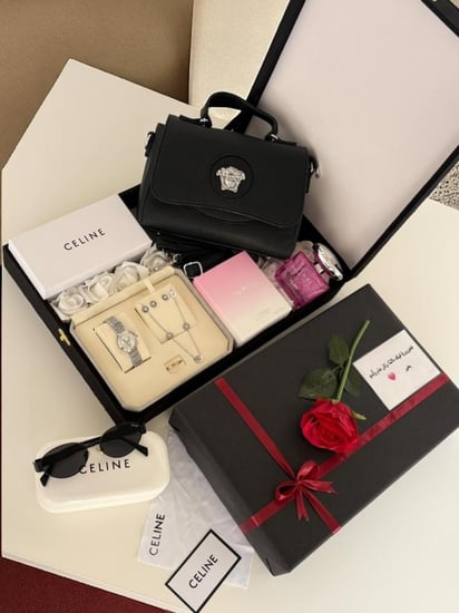 هدية نسائية فرزاتشي طقم فاخر مع شنطة وعطر 100مل