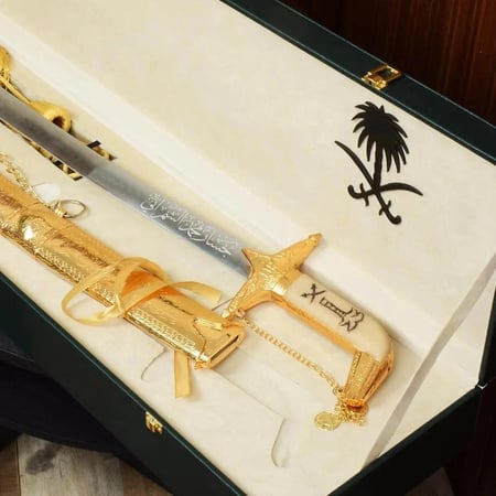 سيف ملكي استيل مطلي بالذهب فخامة اهداء نحت الاسم بالليزر على السيف وعب