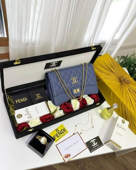 طقم هدايا نسائي: شنطة شنل، ساعة فندي، عطر ديور، إسورة شنل
