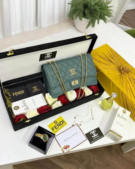 طقم هدايا نسائي: شنطة شنل، ساعة فندي، عطر ديور، إسورة شنل