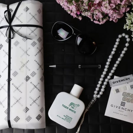 قماش جيفنشي يتوفر بلونين الابيض والسكري